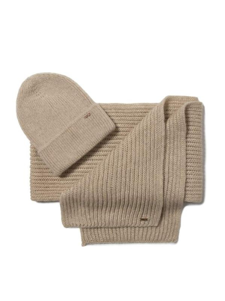 Вязаная шапочка-бини из пряжи с мохером и шерстью Вязаная шапочка-бини из пряжи с мохером и шерстью